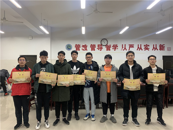 高三級(jí)部：凝心聚力拔河賽  辭舊迎新戰(zhàn)一模(圖3)
