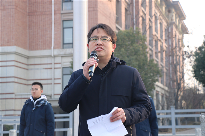 國旗下講話：向奮斗者致敬，給追夢者點(diǎn)贊，為奔跑者鼓掌，向違紀(jì)者亮劍（20210104）(圖5)