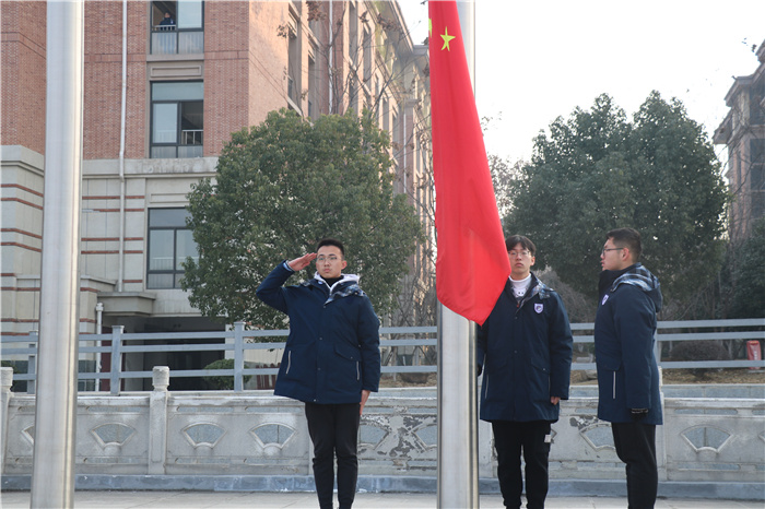 國旗下講話：向奮斗者致敬，給追夢者點(diǎn)贊，為奔跑者鼓掌，向違紀(jì)者亮劍（20210104）(圖2)