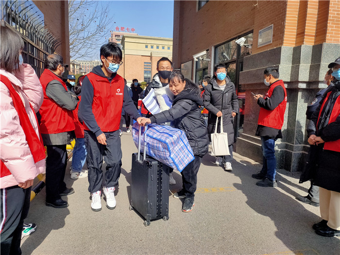 團(tuán)委:離校步履總匆忙，志愿服務(wù)暖心房(圖2)