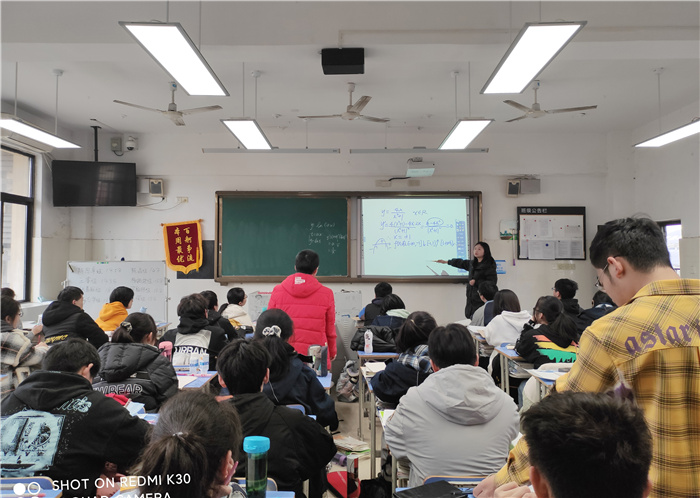 高二級(jí)部：兼聽增新知，互評(píng)促成長(圖1)