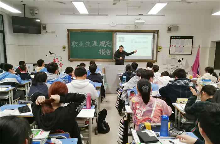 高二級(jí)部：職業(yè)生涯規(guī)劃啟迪夢(mèng)想，高二十六學(xué)子厲兵秣馬(圖1)