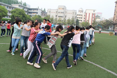 合肥七中2013年高三心理拓展訓(xùn)練趣味運動會女生接龍跑