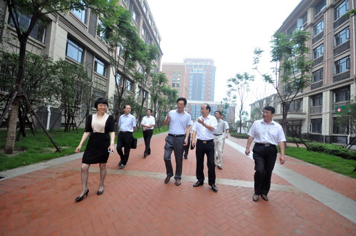 市人大副主任闞建華、市政協(xié)副主席程曉舫、市教育局局長徐靜平等領(lǐng)導(dǎo)考察新校