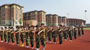 多彩的軍訓(xùn)奏響成長的樂章(圖2)