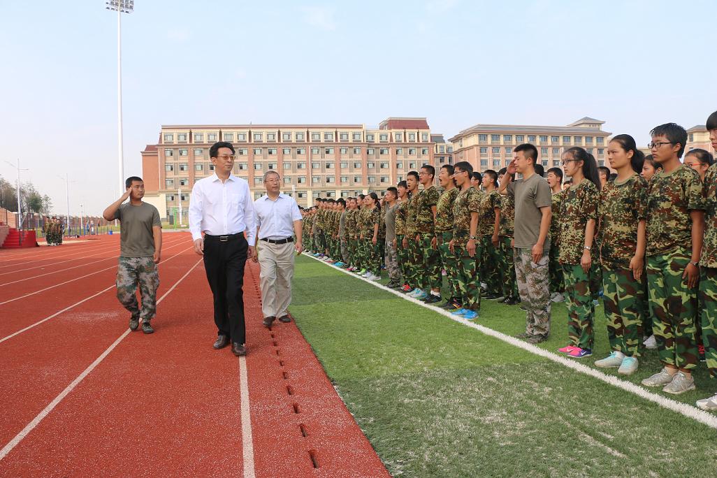 楊開仁校長檢閱高一軍訓學生(圖1)