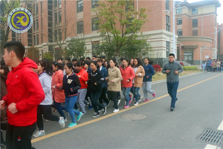 因?yàn)橛心悖宦逢?yáng)光(圖1)