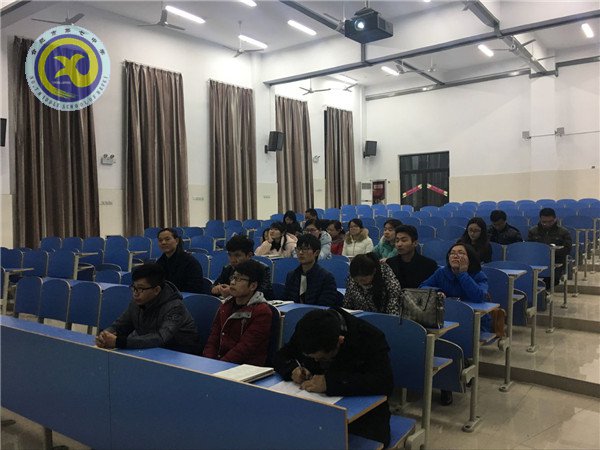 黨員齊聚滿堂靜 深入學(xué)習(xí)講看齊(圖1)