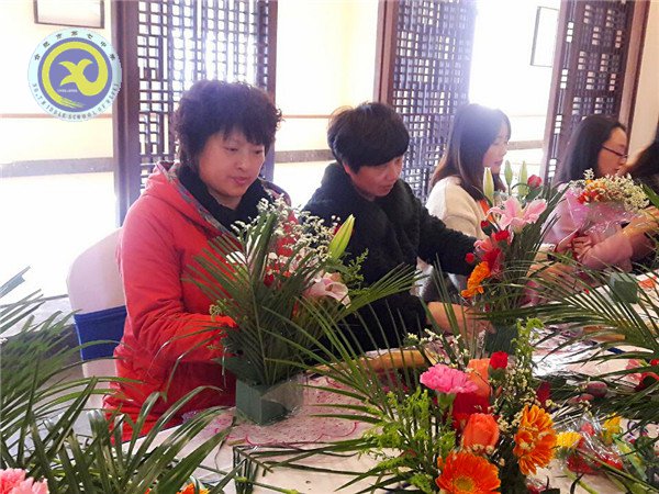 插花醉舞春風里，花香花語慶三八(圖1)