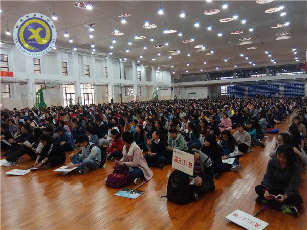 心理講座進校園 專業(yè)疏導為減壓(圖2)