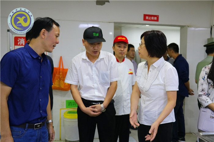 吳春梅副市長一行蒞臨合肥七中調(diào)研學校安全工作(圖6)