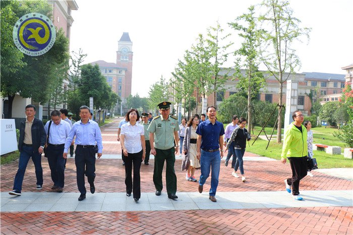吳春梅副市長一行蒞臨合肥七中調(diào)研學校安全工作(圖1)