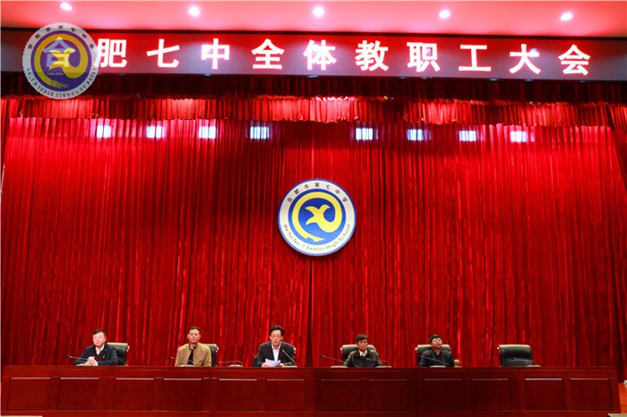 手執(zhí)奮進(jìn)之筆，譜寫師德風(fēng)采(圖1)
