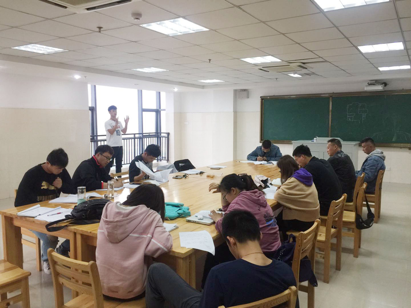 青年教師無生上課，提升體育課堂品質(zhì)(圖1)