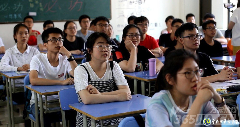 萬(wàn)家熱線：感人！實(shí)拍合肥七中畢業(yè)班最后一課：班級(jí)大合唱《明天你好》（組圖）(圖1)