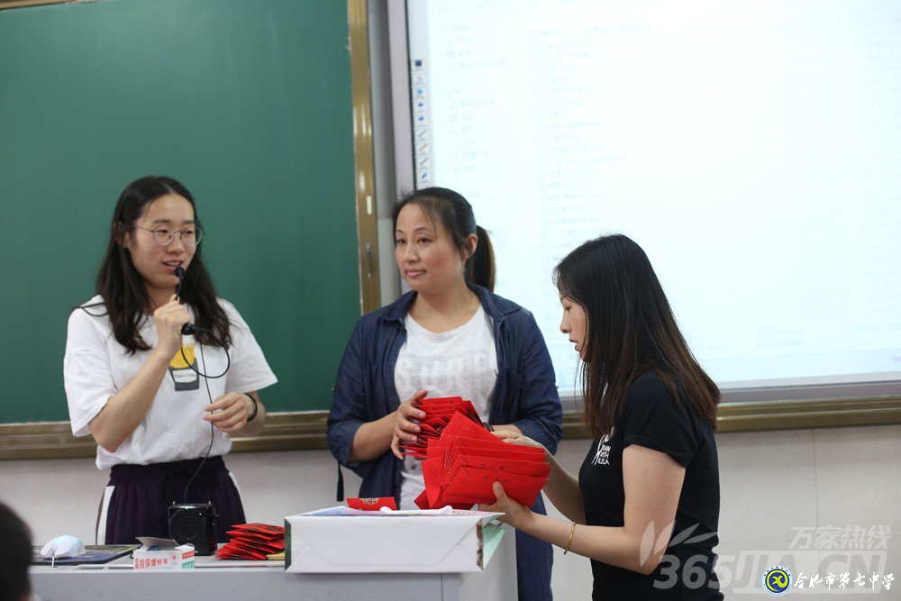 萬(wàn)家熱線：感人！實(shí)拍合肥七中畢業(yè)班最后一課：班級(jí)大合唱《明天你好》（組圖）(圖4)