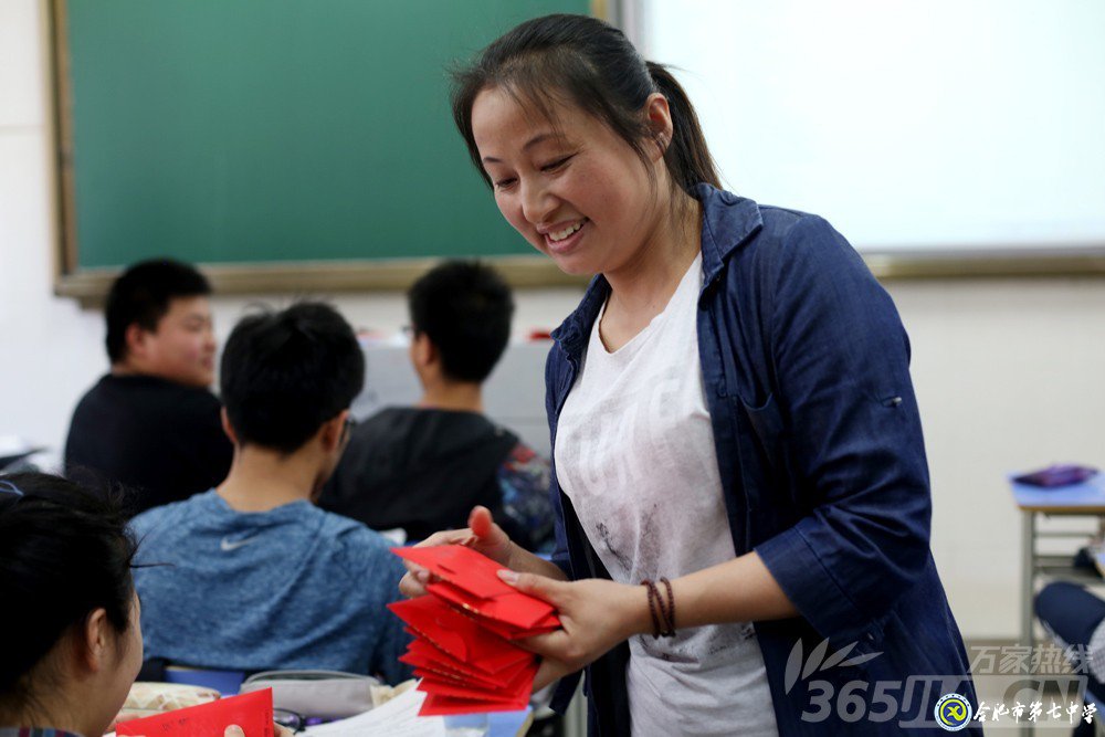 萬(wàn)家熱線：感人！實(shí)拍合肥七中畢業(yè)班最后一課：班級(jí)大合唱《明天你好》（組圖）(圖5)