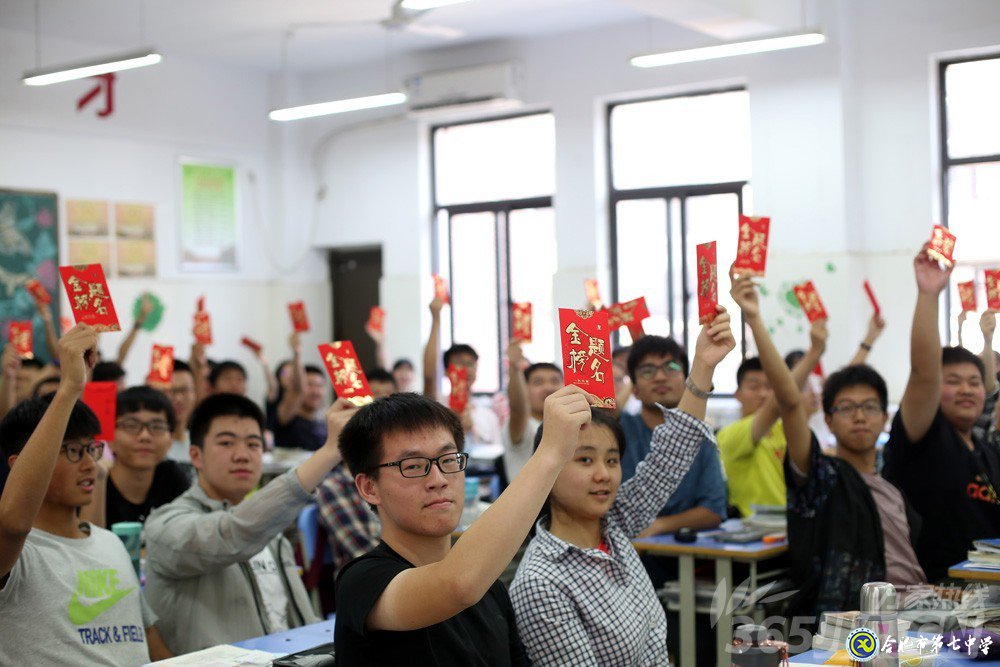 萬(wàn)家熱線：感人！實(shí)拍合肥七中畢業(yè)班最后一課：班級(jí)大合唱《明天你好》（組圖）(圖9)