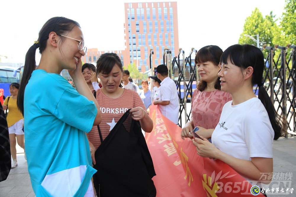萬(wàn)家熱線：感人！實(shí)拍合肥七中畢業(yè)班最后一課：班級(jí)大合唱《明天你好》（組圖）(圖14)