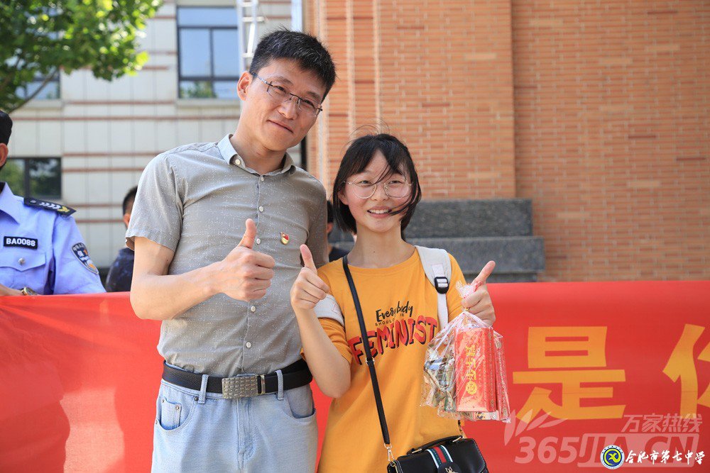 萬(wàn)家熱線：感人！實(shí)拍合肥七中畢業(yè)班最后一課：班級(jí)大合唱《明天你好》（組圖）(圖15)