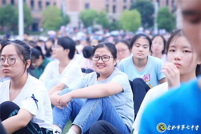 萬家教育：合肥七中2019開學(xué)典禮隆重舉行 場面壯觀共同“書寫最美青春 致敬最好時(shí)代”(圖9)