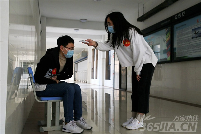 萬(wàn)家熱線：千余名學(xué)子將這樣報(bào)到、上課 直擊合肥七中“開(kāi)學(xué)”演練現(xiàn)場(chǎng)(圖8)