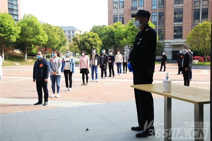 萬(wàn)家熱線：千余名學(xué)子將這樣報(bào)到、上課 直擊合肥七中“開(kāi)學(xué)”演練現(xiàn)場(chǎng)(圖9)