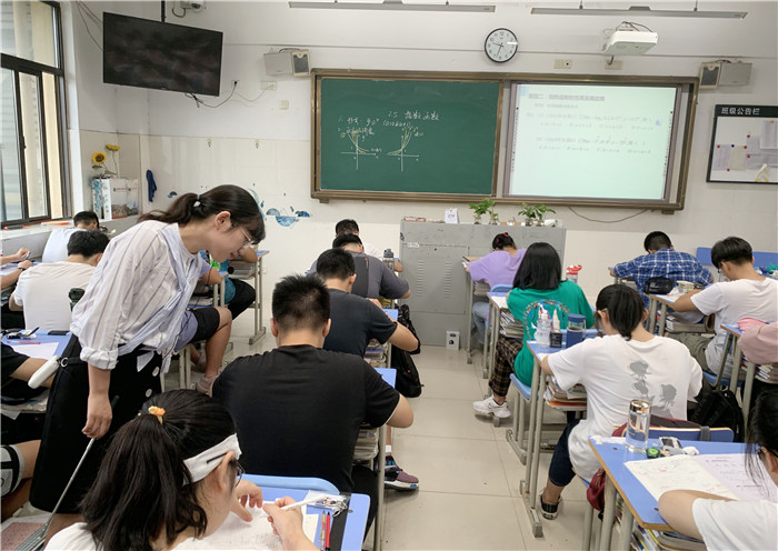 骨干教師展風采，青年教師學規(guī)范(圖3)