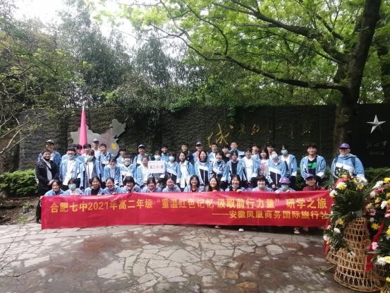 “莫倚高枝縱繁白，也須回首顧螳螂。”(圖1)