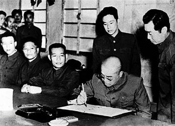 1953年7月27日，彭德懷在朝鮮停戰(zhàn)協(xié)定上簽字.png