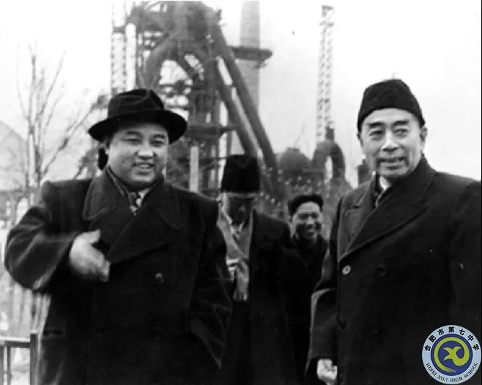 △周恩來在金日成陪同下參觀興南化肥廠。.jpg