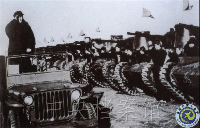 1949年3月25日，毛澤東在西苑機場檢閱中國人民解放軍坦克部隊。（中央檔案館供圖）.jpg
