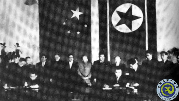 △周恩來和金日成在有關(guān)志愿軍撤軍回國的聯(lián)合聲明上簽字。.jpg