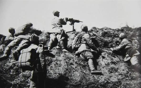 △百團(tuán)大戰(zhàn)，獅腦山戰(zhàn)斗中的我軍機(jī)槍陣地.jpg
