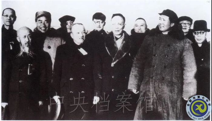 毛澤東、朱德、董必武、林伯渠同馬敘倫、黃炎培、郭沫若等在西苑機場的合影。（中央檔案館供圖）.jpg