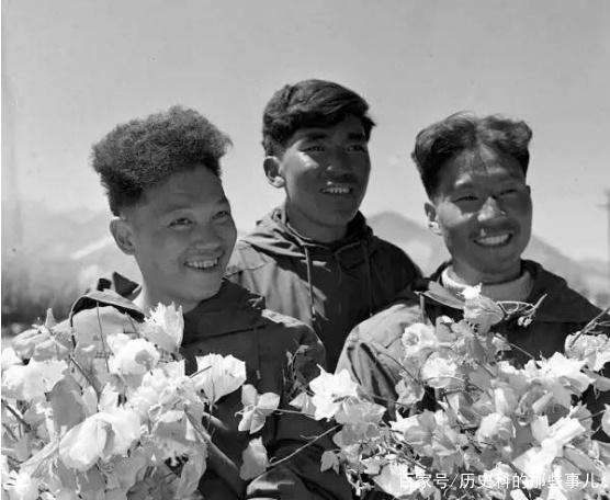 △1960年5月25日凌晨4點(diǎn)20分，中國(guó)登山隊(duì)隊(duì)員成功登上珠穆朗瑪峰。（右起）王富洲、貢布（藏族）和屈銀華.png