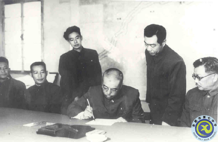 △中國(guó)人民志愿軍司令員彭德懷在停戰(zhàn)協(xié)定上簽字.png