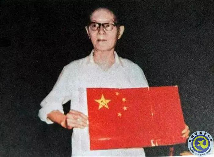 1950年9月，中央人民政府辦公廳給曾聯(lián)松寄送公函，正式告知他就是國旗的設(shè)計(jì)者，并隨信附帶了500萬元舊幣（500元）作為酬謝。.jpg