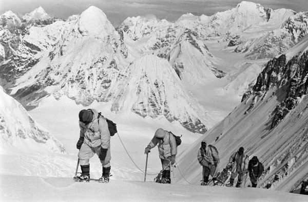 △1960年5月，中國(guó)登山隊(duì)隊(duì)員在海拔7150米的冰雪坡上行進(jìn).png
