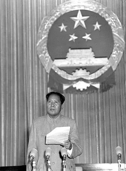 △毛澤東主席在開(kāi)幕式上致詞.jpg