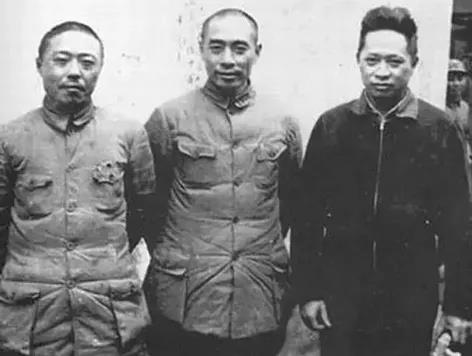 △周恩來(lái)和新四軍軍長(zhǎng)葉挺、副軍長(zhǎng)項(xiàng)英留影.jpg