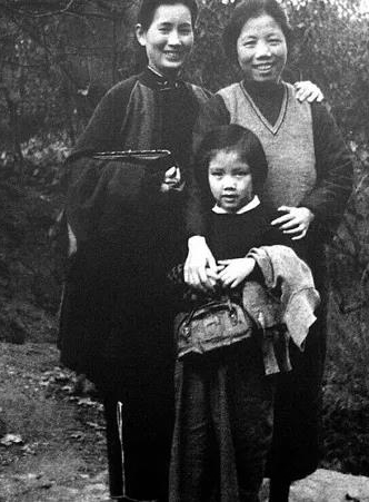 △鄧穎超與葉挺夫人李秀文及女兒葉揚(yáng)眉.jpg