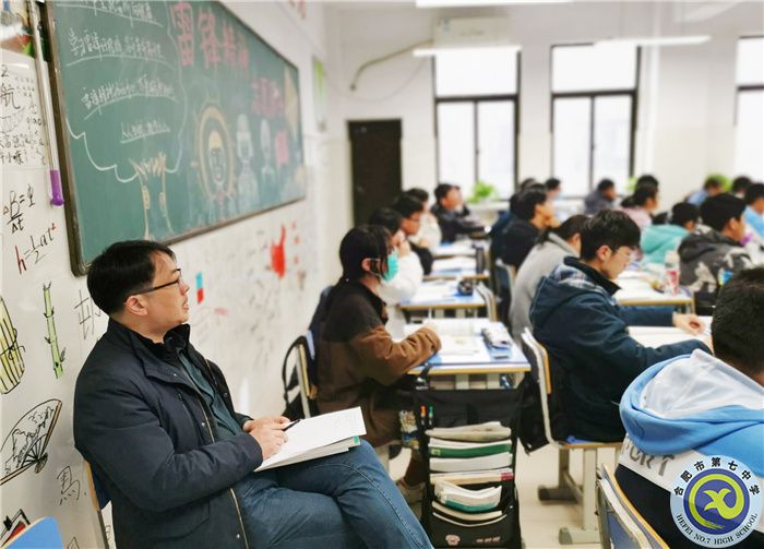 劉先群副校長(zhǎng)聽課中.jpg