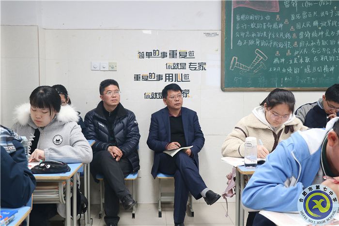 鄧宗國(guó)校長(zhǎng)認(rèn)真聽課，記錄 (2).jpg