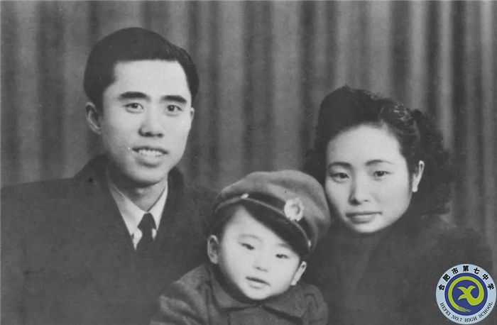 △江姐和丈夫彭詠梧、兒子彭云的合影.jpg
