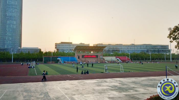 秦宜遠(yuǎn) 傍晚的操場.png