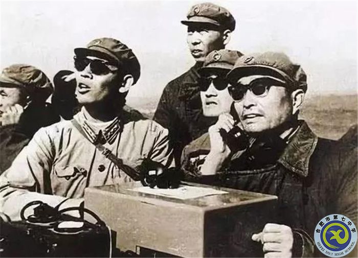 △張愛萍上將手拿話筒，眼觀蘑菇云，正向首都北京匯報(bào)喜訊.jpg