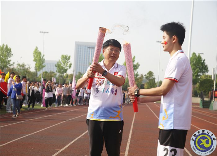 鄧宗國(guó)校長(zhǎng)手持火炬，開始第一棒接力.jpg