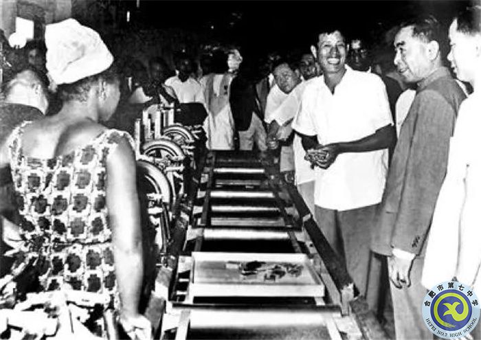 △1964年1月，周總理在訪問幾內(nèi)亞時參觀中國援建的卷煙廠和火柴廠.jpg