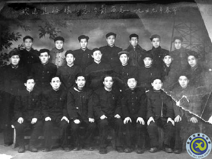 △1959年，焦裕祿與一金工車間的部分工友合影留念（前排左四為焦裕祿）.png